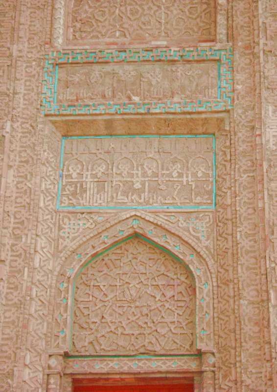 File:Mominehatuni mausoleum_portaal.jpg